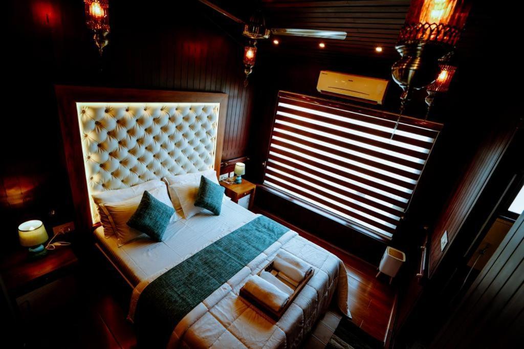 Why Not Houseboat Hotel Alappuzha Exterior foto
